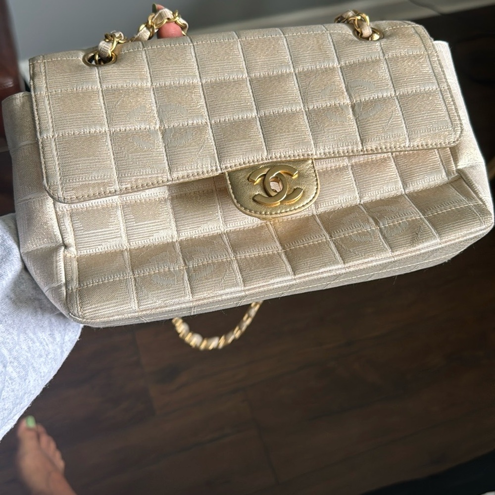CHANEL Cream Gold Quilted Shoulder Bag - Picture 6 of 9